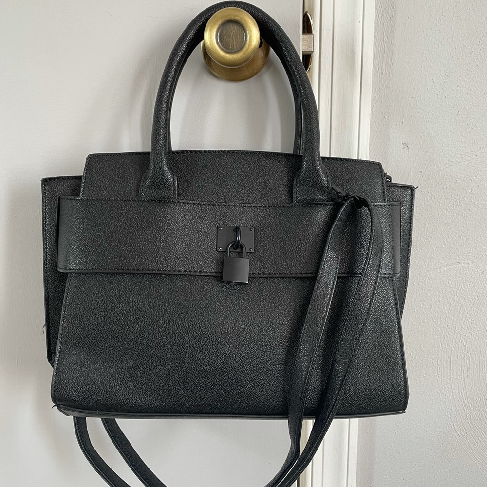 Black medium size shoulder  bag